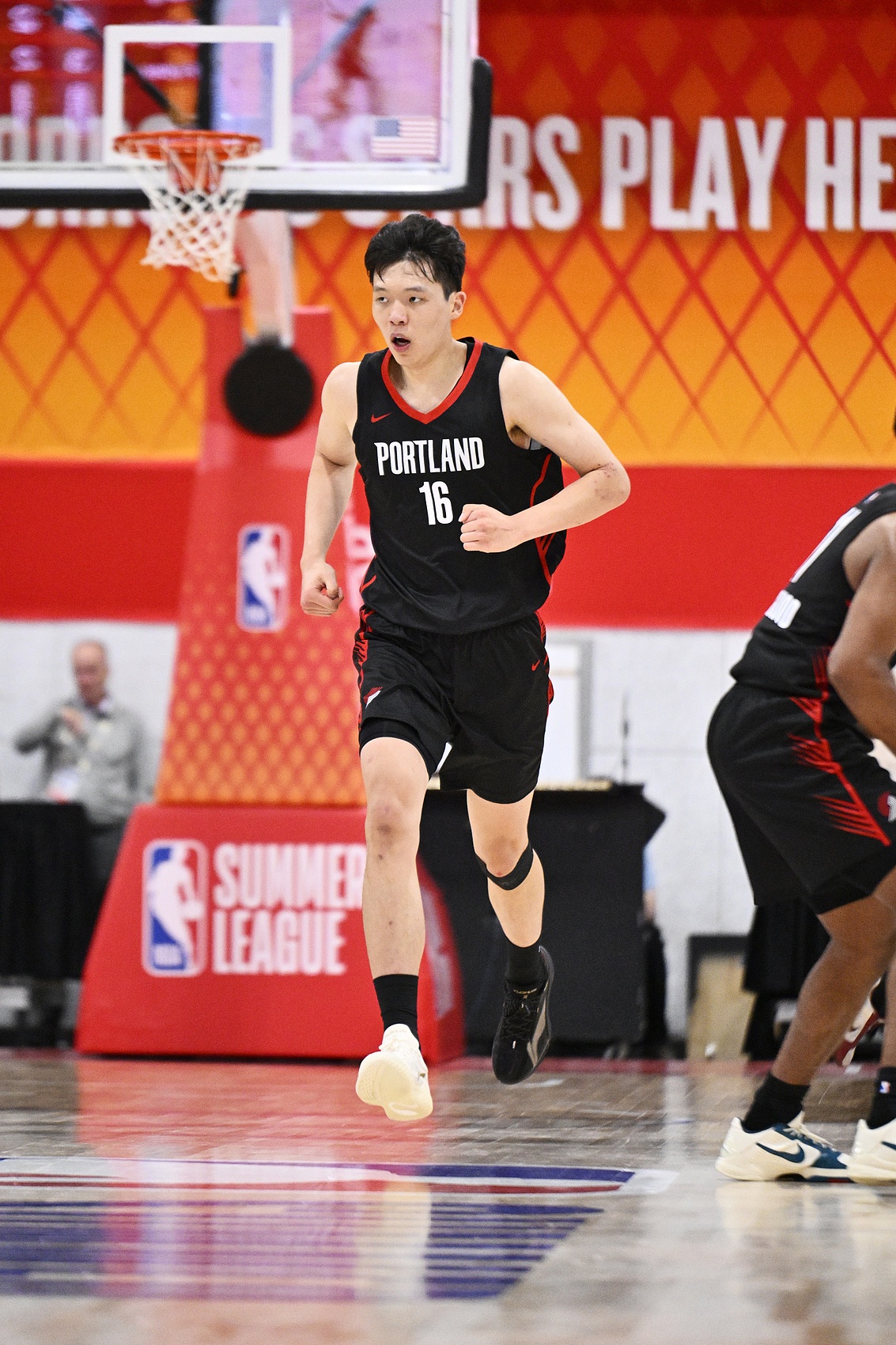 杨瀚森夏联首秀12+9+4 下半场三分2中2回应放空