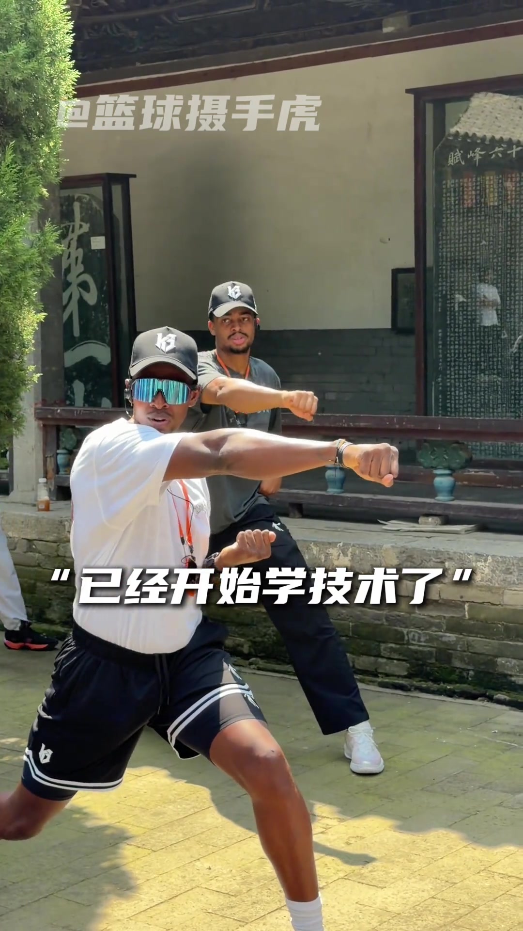 凯尔登·约翰逊现身少林寺训练,代号“凯僧” 凯尔登·约翰逊现身少林寺训练,代号“凯僧”