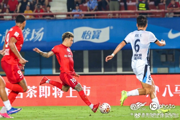 河南俱乐部彩陶坊1-1大连英博海发 古斯塔沃头球破门