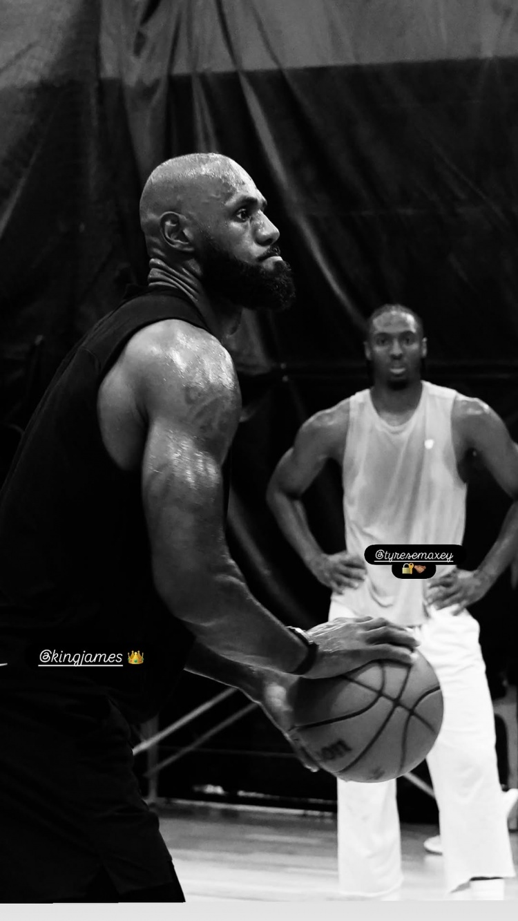 詹姆斯转发马克西训练照 配文全神贯注