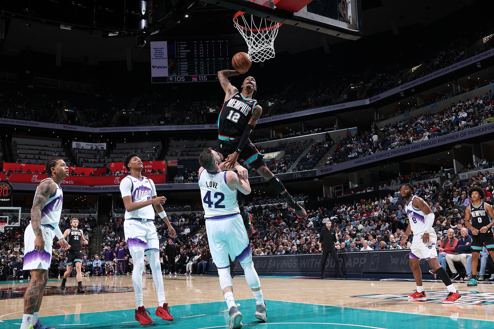贝弗利:莫兰特能把斯托克顿甩得团团转 甚至从他头上飞过去 贝弗利:莫兰特能把斯托克顿甩得团团转 甚至从他头上飞过去
