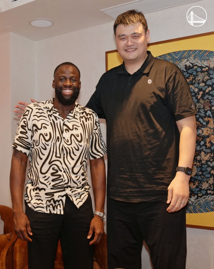 显得娇小了！勇士官方晒追梦中国行与姚明合影：在中国的传奇联动