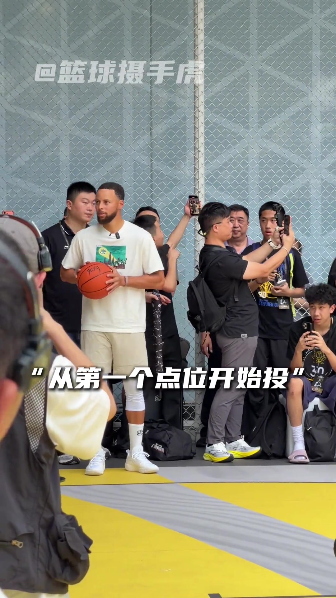 有活儿！库里投篮表演前2投打铁后及时调整 最终11中8+滑翔勉扣