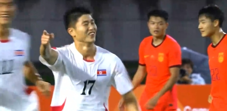 U23国足0-1落后！对手传中后防连续解围不干净，崔国后插上破门