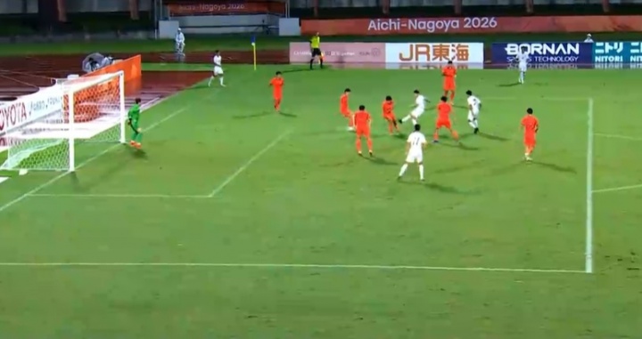 U23国足0-1落后！对手传中后防连续解围不干净，崔国后插上破门